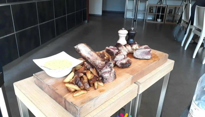 La Table De La Cheze Plats Et Boissons - Floirac