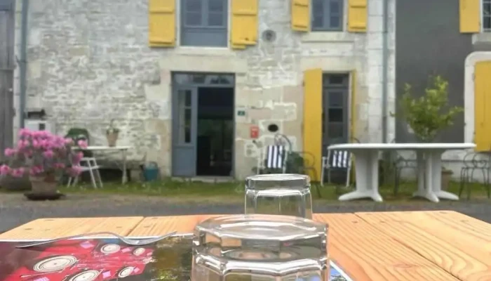 La table des volets jaunes - Marais Poitevin Fr