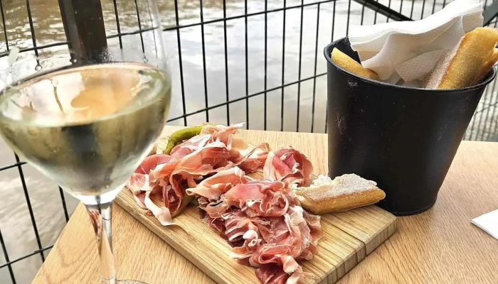 Une Bouteille A La Nive Charcuterie - Bayonne