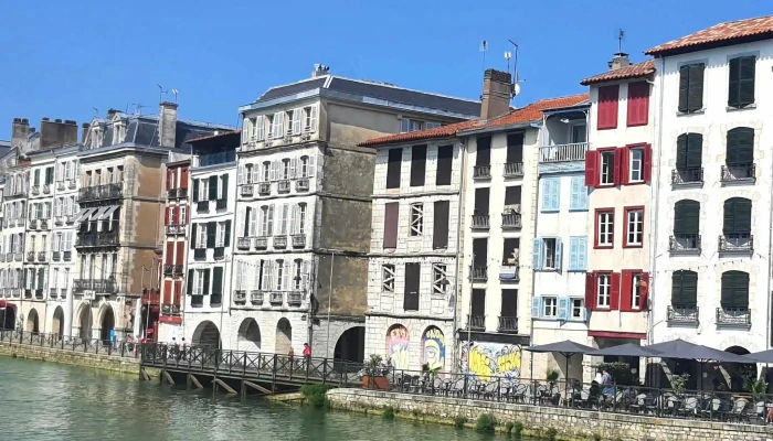Une Bouteille A La Nive Reductions - Bayonne
